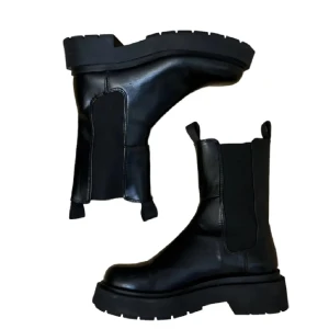 Korta chelsea boots/stövlar - säljer dessa Chelsea Boots som jag säljer pga de inte kommer till mycket anändning. bootsen har lite skuffor runt om. om du har frägor sả är det bara att kontakta mig.