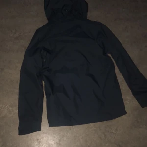 Hagelöfs jacka  - Jackan är helt sprilans ny, Jacka. har inga hål knappt änvänd dessutom är jackan i storlek M för män/ Jackan går att sänkas vid snabb affär 