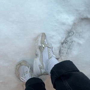 Adidasskor - Sköna sneakers som absolut har blivit använda men fortfarande i bra skick!