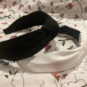 Snygga diadem 💞💞 - Två jättefina diadem i svart och vitt🩷