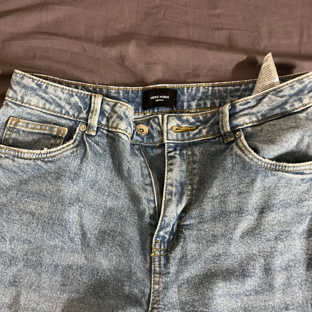 Säljer mina jeans från VeroModa eftersom jag inte fått användning av dom, aldrig använt endast testat Strl 30/30 Köpte för 500, tänkte 300. Jeans & Byxor.