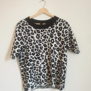 Tröja med mönster - Tröja med mönster. Lite tyngre tröja. Från Lindex. Kortärmad. S/M. Knappt använd. 