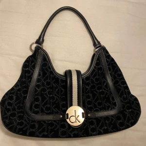 Snygg Calvin Klein väska  - En gullig Calvin Klein väska, använd några gånger, mycket plats med två fickor inne 