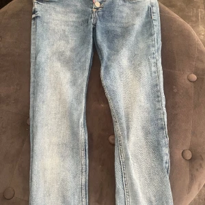 Dsquared2 jeans - Väldigt bra kvalitet… använda ett fåtal gånger och perfekta för att få en bra look! Skriv för att diskutera pris eller få mer bilder.