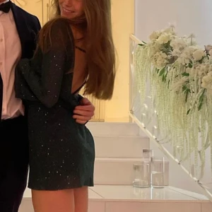 Klänning - Säljer denna gröna glittriga klänningen från parthea, perfekt inför nyår. Använd endast en gång