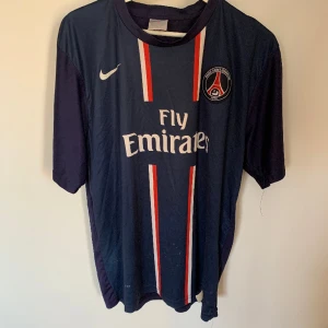 Tröja  - Mörkblå tröja i bra skick  Storlek L Ibrahimovic Nr 10 