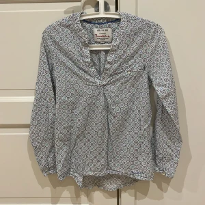 Fin blus från Bondelid  - Fin blus med blommor i blå toner. Mycket fint skick. Viskos och bomull.