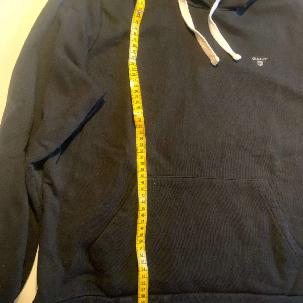 Gant hoodie i fint skick, köpt på tradera för några år sedan. Liten i storleken, mer som en M fast det står L.. Hoodies.
