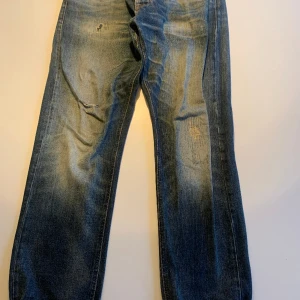 Nudie 32/32 Big Bengt  - Fina slitningar lagade på Nudie store i GBG, härlig patina i jeansen.