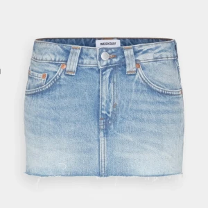 Jeanskjol  - Säljer min jeanskjol från Weekday i stolek 38. Den va för liten på mig därför säljer jag. Helt oanvänd med prislappen kvar. Köparen står för frakten! 