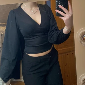 Svart blus - Svart v-ringad blus från bikbok!💕 Använd en gång men kommer inte till användning längre, jag som lång tjej (178) upplever även att den är lite kort i ärmarna för mig🙃 pris kan diskuteras❤️