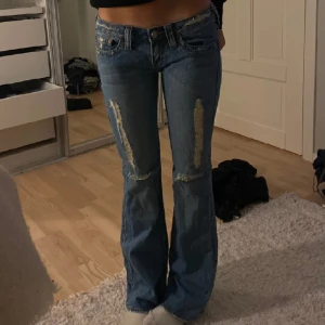 Lågmidjade True religion jeans - Säljer dessa as snygga lågmidjade bootcut true religon jeans då de va för små för mig. Köpta här på plick💘midjemått: 36 och innerbenslängd: 81