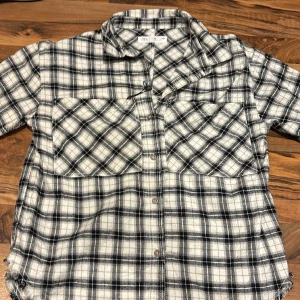 Zara skjorta - Fin skjorta i svart vit från Zara. 