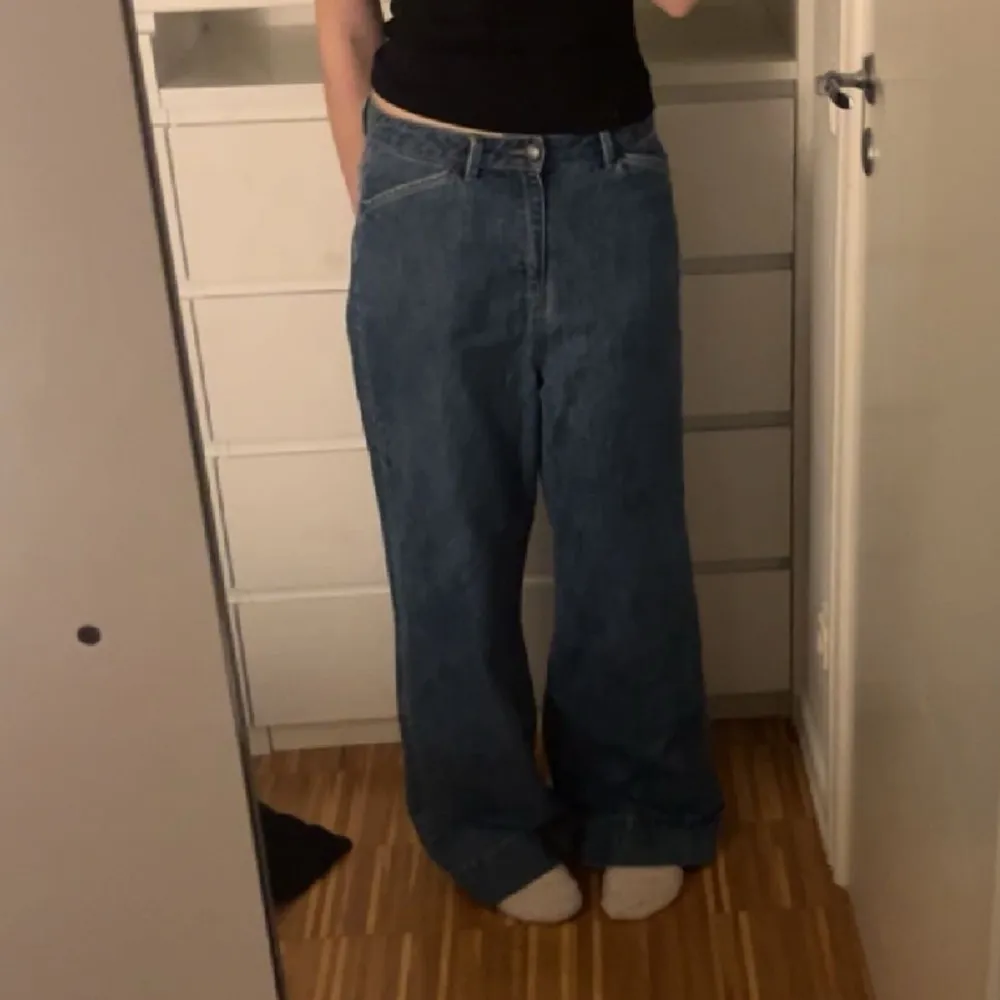 Säljer dessa supersnygga baggy byxorna från Vero Moda i relaxed fit 🫶skriv vid frågor eller för fler bilder . Jeans & Byxor.