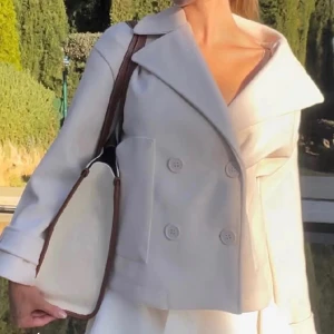 Design by si kappa - Intresse koll på min vita kappa från design by si💞💞 har används ett fåtal gånger så den är i väldigt bra skick💞