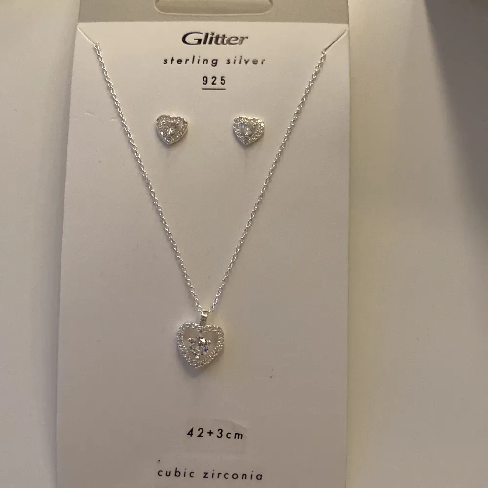 Silver halsband + silver örhängen från glitter, aldrig använda. Köptes för 349kr och säljs för 170kr. Övrigt.