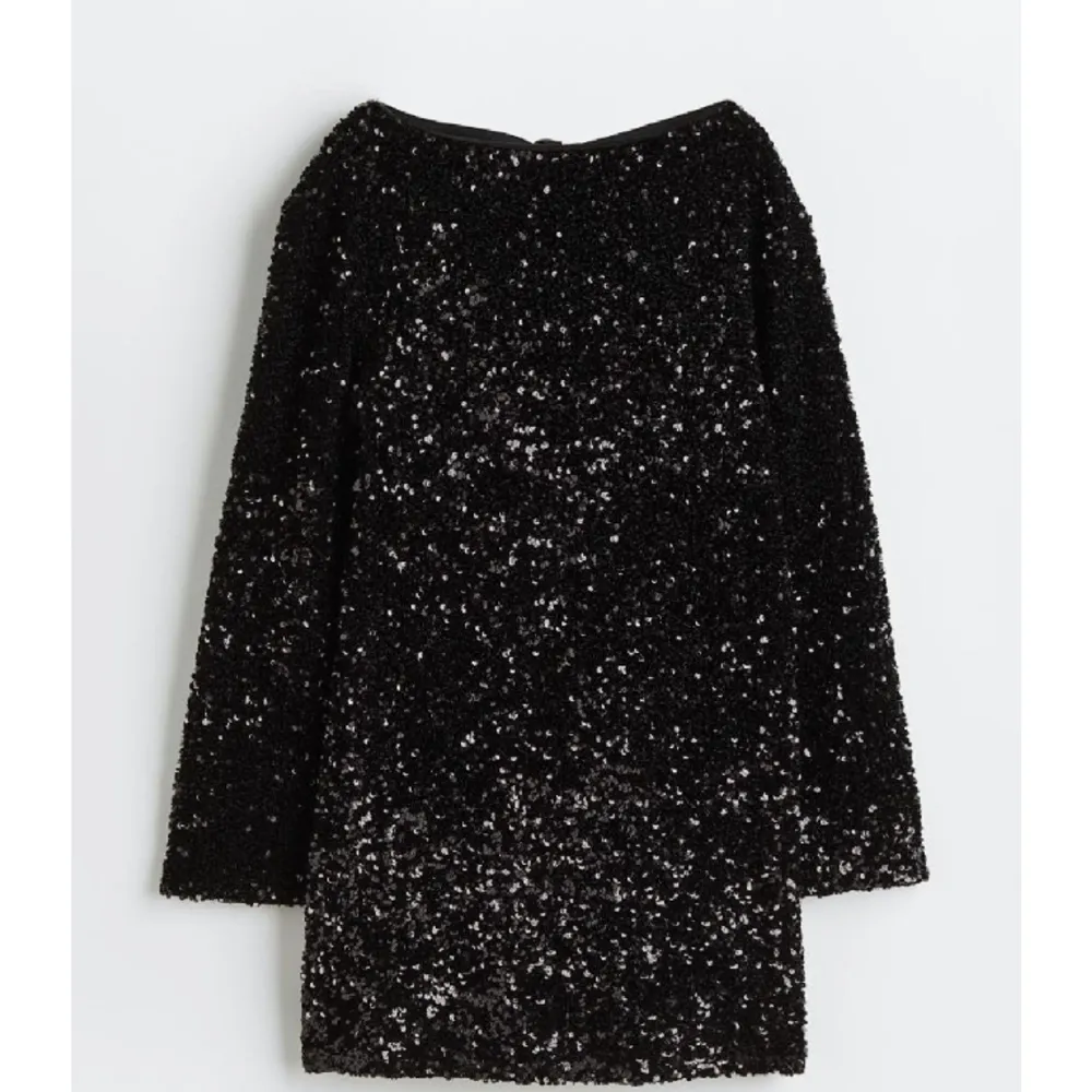 Köpte en glitterklänning från EllaButik, den är ”kopia” av h&ms populära glitterklänning. Säljer pga att den var liten i storlek, mer som en M. Köpt för 460kr Pris kan diskuteras. Klänningar.