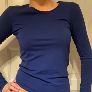 Mörkblå tajt tröja - Fin tröja som är skön och sitter bra på kroppen. Använd några få gånger och säljer nu då jag inte använder den!