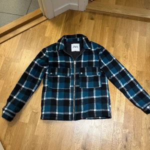 Zara Vadderad overshirt - Fett snygg overshirt från Zara med tunn vaddering inuti. I Princip nyskick. Sitter normalt om du har S.