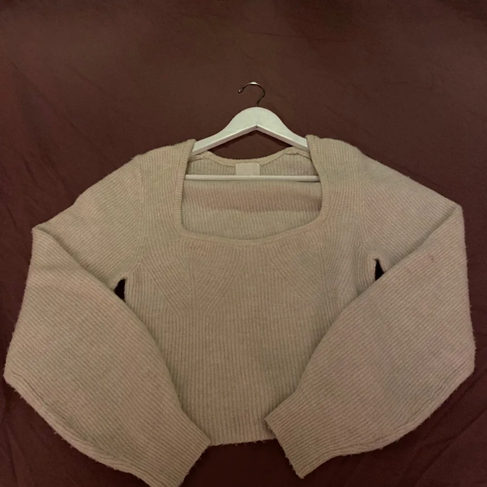 Säljer denna beige/ off white tröjan som inte kommer till användning.😊Storlek S men passar även M. Skriv om du har några funderingar💕. Tröjor & Koftor.