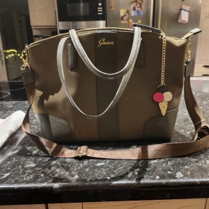 Guess väska - Har aldrig använt den.