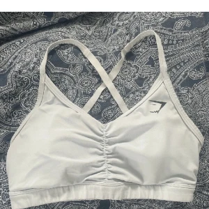 Sporttopp - SKITSNYGG sportbh från gymshark!! Bra skick och jättesnygg i ryggen!! Använder inte längre