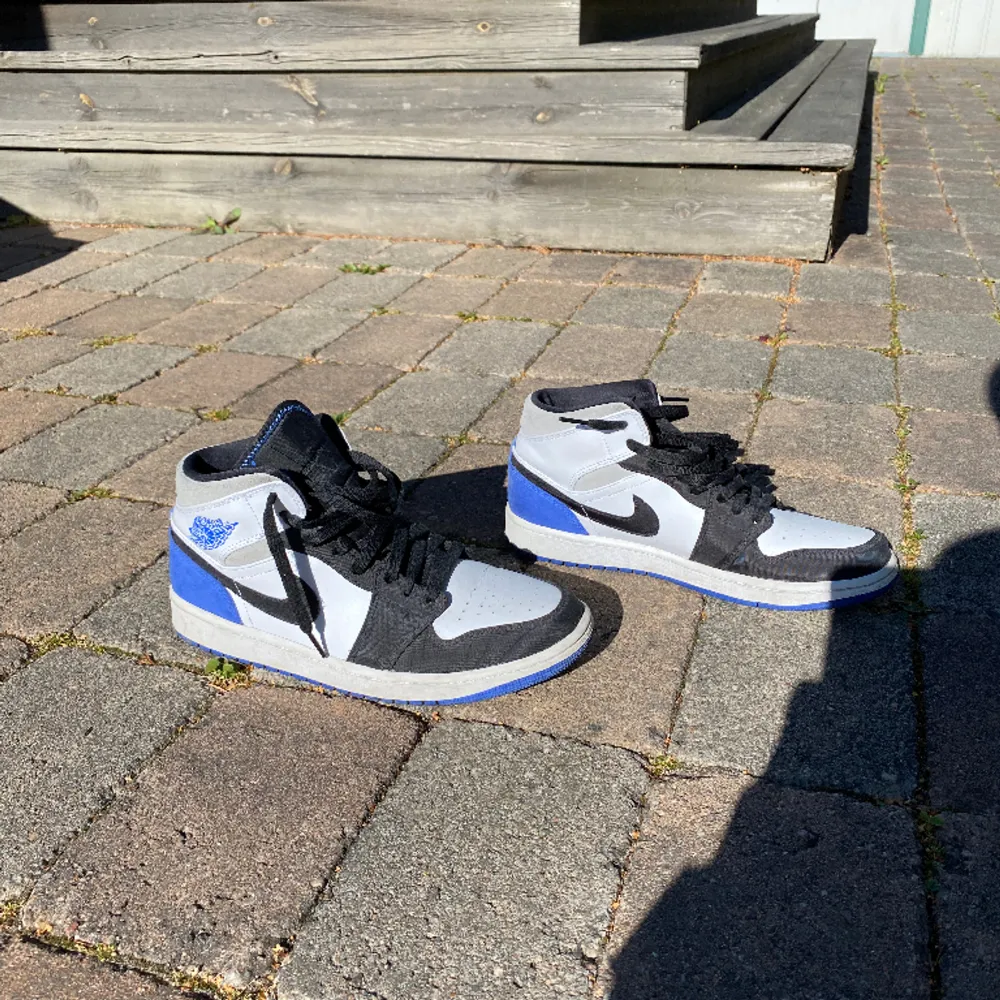 Nike Jordan 1 mid. Skick: 9/10. Knappt använda. Köpta på Footlocker i Stockholm, kvitto och box ingår.. Skor.