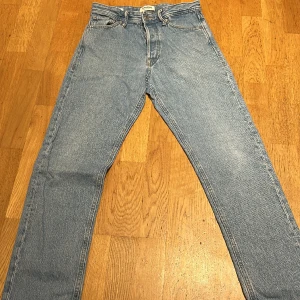 Jack and Jones jeans -  säljer mina jeans då jag inte passar i dom längre! Dom är i använt skick utan fläckar osv! Nypris 700kr. Storlek 27/30
