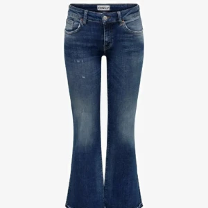 Lågmidjade bootcut jeans - Säljer mina lågmidjade jeans från only som inte går att köpa längre. Dem är nästan aldrig andvända och är i väldigt bra skick. Original pris är 500kr och säljer dem för minst 350kr💗