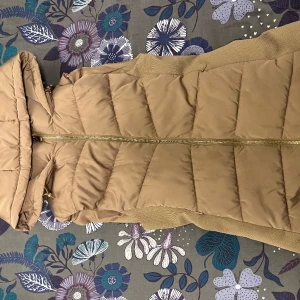 Zara väst - Säljer denna väst, bara använts 1 gång eftersom att jag köpte fel storlek. Färgen ser konstig ut på kameran. I verkligheten är den mer biege/brun. En fin färg. (INGA ÅTERKÖP)