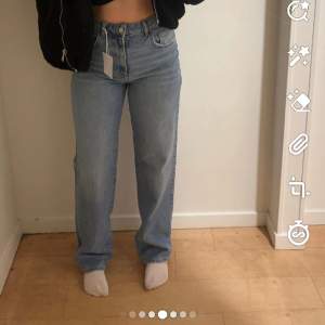 Blåa jeans från bikbok. Sitter som en S! 250kr+frakt Knappt använda, säljer pågrund av att det är för små nu!