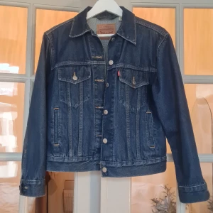 Oanvänd Levis jeansjacka - Oanvänd jeansjacka från Levi's.   Myckrt gott skick.