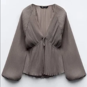 Zara blus - Säljer de här populära och slutsålda blusen då den inte passar mig! aldrig använd. Kan ta fler bilder osv, bara att skriva vid frågor!🩷