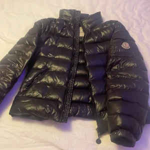 Moncler jacka  - Jag gör ett nytt försök att sälja min moncler jacka, säljer ganska billigt på grund av att den inte har någon luva❤️, den är äkta!