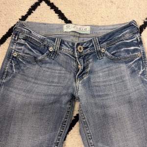Säljer dessa jätte snygga low waist jeans då de tyvärr är lite för små, Storlek 36 men skulle säga att de passar 34/xs💖 Skriv för frågor!! 