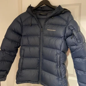 Peak performance vinter jacka  - Den är väldigt mörk mörk blå i färgen och är i bra skick, inga skador eller fläckar. Skriv för fler frågor :)
