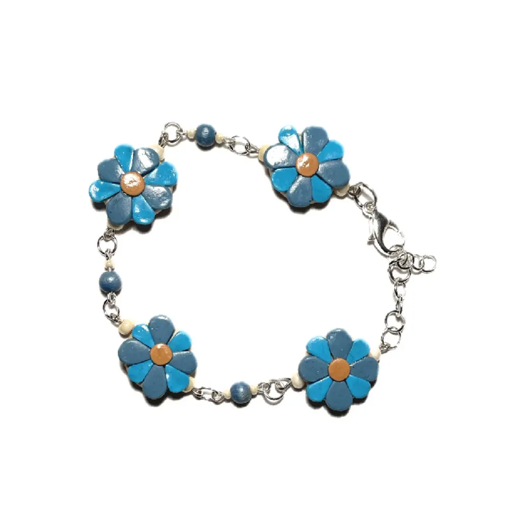 handgjort armband med blå blommor🫶 gjort med trä, glas och lerpärlor . Accessoarer.