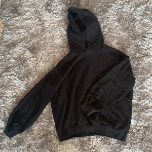 svart Hoodie  - Svart hoodie från h&m!