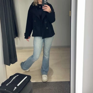 Design by Sí kappa  - Den superfina kappan från Design by Sí, har verkligen tyckt om den så mycket men då jag köpt en annan väljer jag att sälja den. Skriv för fler bilder eller frågor. Tryck inte på KÖP DIREKT utan skriv privat om du är intresserad av att köpa! 💛