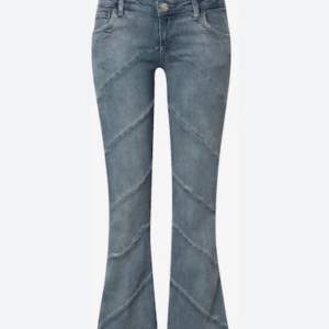 Söker dessa jeans från Urban outfitters! 