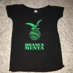 T-shirt med stor krage - Nån random vintage tjej tröja denna är också vintage! inga flaws, 