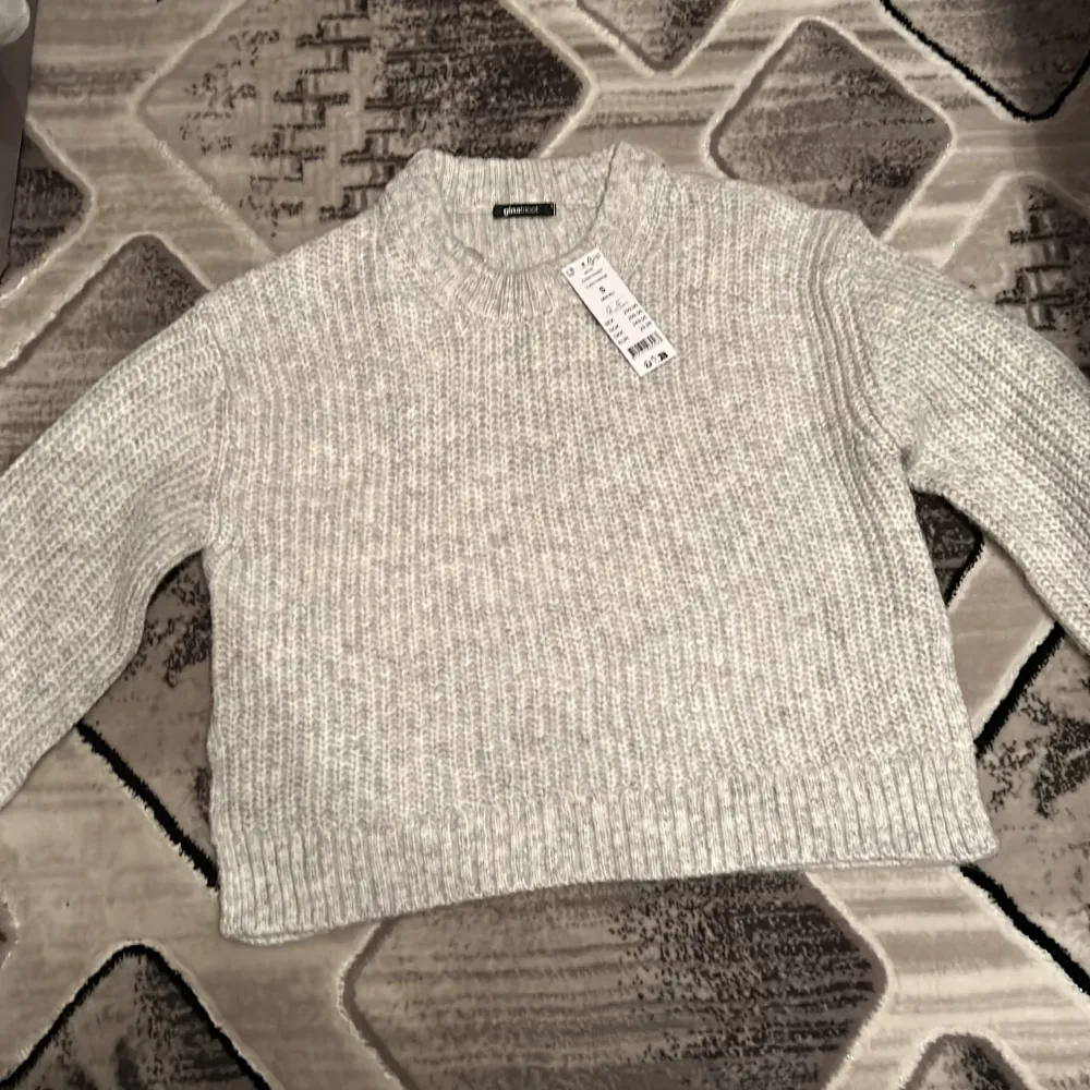 Stickad tröja från Gina tricot i färgen grå, storlek S. Aldrig använd . Stickat.