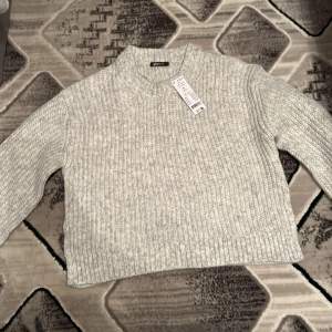Stickad tröja från Gina tricot i färgen grå, storlek S. Aldrig använd 