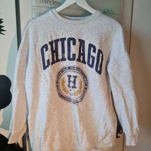 Tröja  - Tröja från H och M. Sparsamt använd då den inte passade mig. Är i strolek xxs men passar både xs/s/m 👕