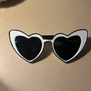 Hjärt solglasögon - Snygga oanvända svartvita hjärtsolglasögon ❤️ inga defekter 