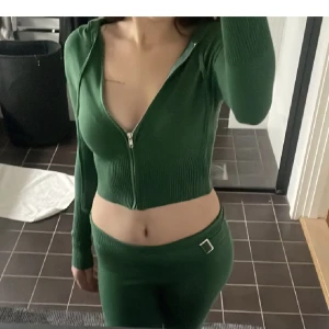 Sett  - gröna settet i jättefint skick, pris kan absolut diskuteras🤍