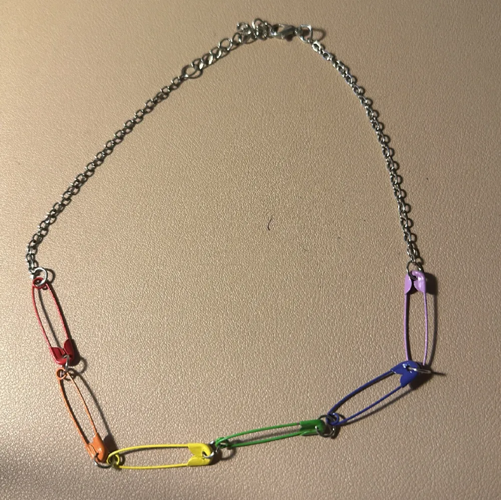 Säkerhetsnålar i regnbågsfärger i ett halsband ⭐️ inga defekter . Accessoarer.
