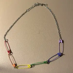 Säkerhetsnålar i regnbågsfärger i ett halsband ⭐️ inga defekter 