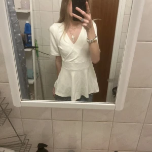 Vit tröja  - Super fin tröja i strl M, (ja har vanligtvis xs) super bra skick och nästan aldrig använt 🩵🤍