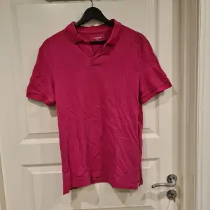 Fin, rosa pikétröja från dressman. Använd få gånger och i mycket bra skick. Passar perfekt till de i storlek M. Säljer då tröjan tyvärr inte kommer till användning.